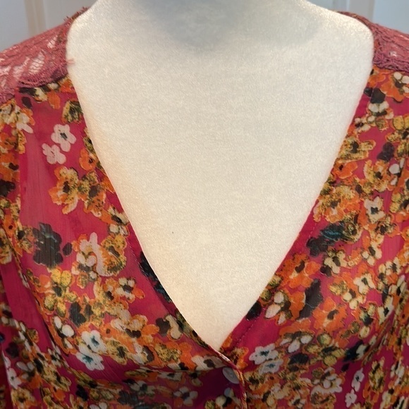Fig and Flower Anthropology floral & reptile print top with lace accents large - Picture 2 of 10